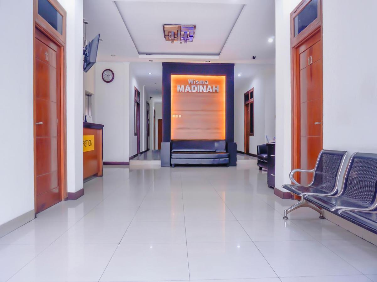 Hotel Oyo 3072 Madinah Syariah Jakarta